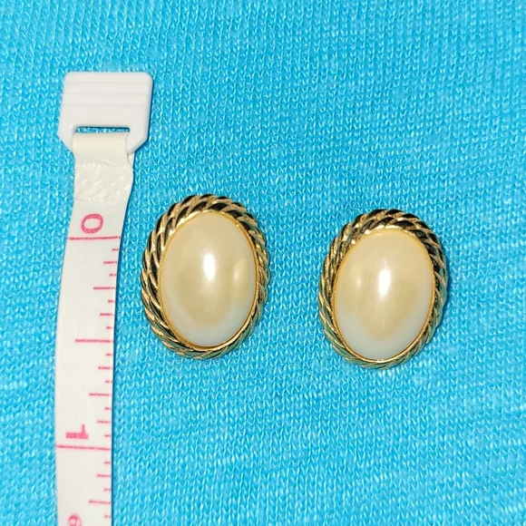 Vintage goldtone and white earrings - Picture 3 of 4